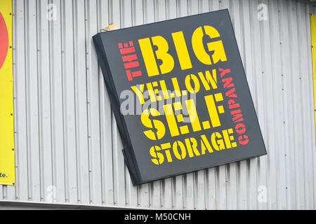 Poole, Dorset, Regno Unito. Il 19 febbraio 2018. Il Grande giallo Self Storage Azienda nel porto di Poole. Credito Foto: Graham Hunt/Alamy Live News. Foto Stock