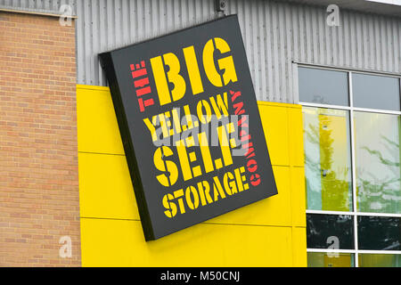 Poole, Dorset, Regno Unito. Il 19 febbraio 2018. Il Grande giallo Self Storage Azienda nel porto di Poole. Credito Foto: Graham Hunt/Alamy Live News. Foto Stock