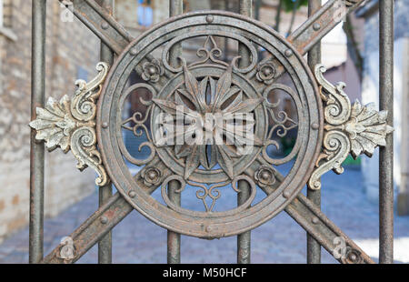 Decorazione battuto sul gate Ungern-Sternberg Palace estone a Tallinn Foto Stock