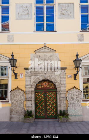 Le porte verniciate data dal 1640. Casa delle Teste Nere su Pikk street a Tallinn Foto Stock