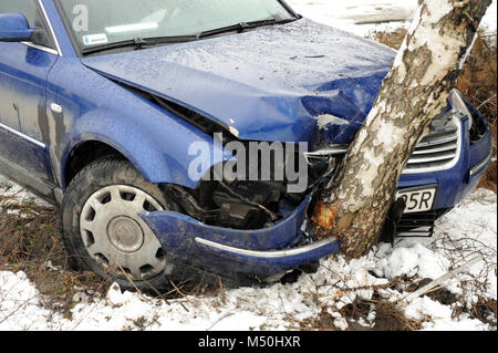 Blue Volkswagen Passat saloon schiantato un argento betulla in Polonia Foto Stock