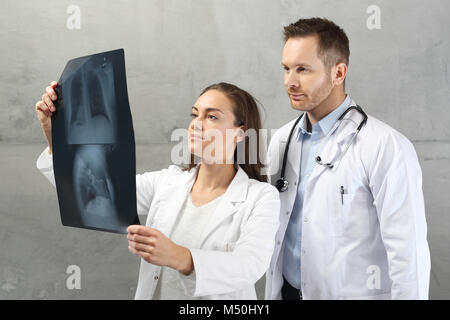 Polmoni raggi x. I medici sono alla ricerca presso il paziente x-ray immagine. Foto Stock