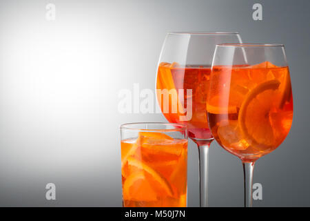 avvicinamento bicchiere di aperol spritz cocktail decorato con