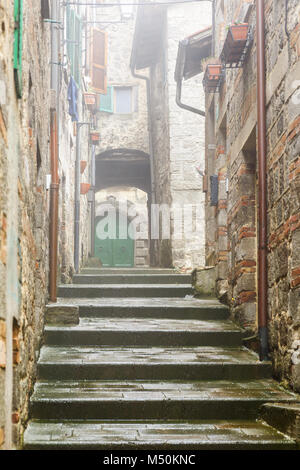 Scale in un vicolo in una piccola città italiana Foto Stock