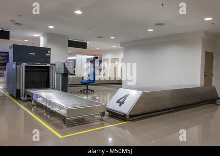 Controlli di sicurezza in aeroporto rivelatore di metalli scansione. Svuotare il controllo scanner bagagli presso il terminale. Gate-rivelazione di raggio con una cinghia per la scansione di sacchetti. Check point. Foto Stock