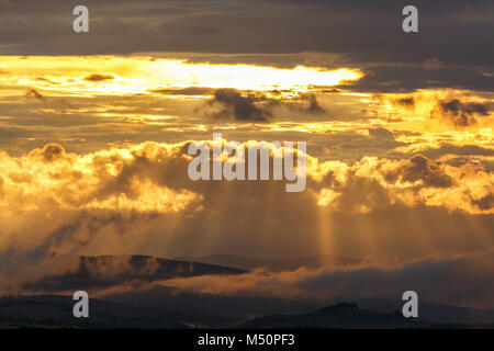 Scenic paesaggio di montagna con raggi di sole al tramonto Foto Stock