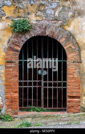 Chiuso il vecchio arrugginito cancello di ferro Foto Stock