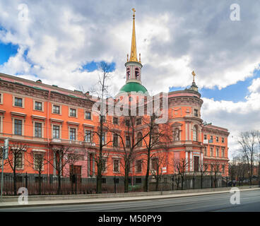 Il castello di Mikhailovsky dal lato di Sadovaya Street di fronte al Giardino Mikhailovsky nella città di San Pietroburgo in primavera nel mese di aprile Foto Stock