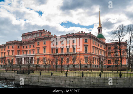 Il castello di Mikhailovsky dal fiume Moika di fronte al giardino estivo nella città di San Pietroburgo in primavera nel mese di aprile nel pomeriggio Foto Stock