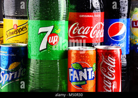 Bottiglie e lattine assortiti di global soft drinks Foto Stock