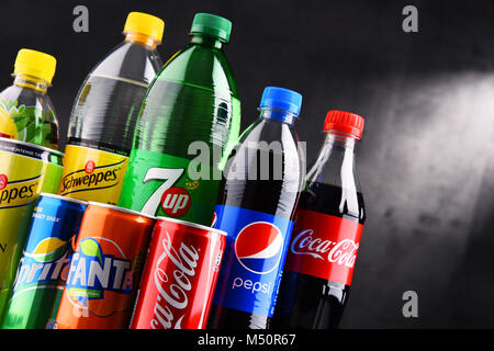 Bottiglie e lattine assortiti di global soft drinks Foto Stock