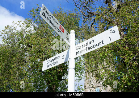 Villaggio in Signpost Churchill, Oxfordshire, Inghilterra, Regno Unito. Foto Stock