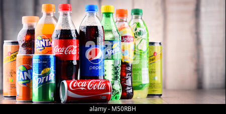 Bottiglie e lattine assortiti di global soft drinks Foto Stock