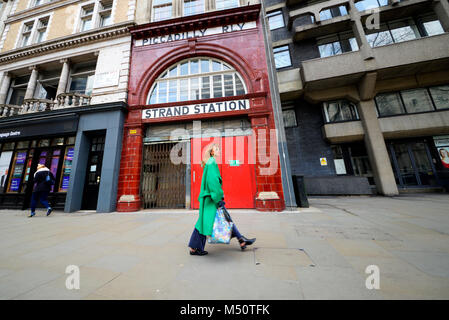 Moda femminile passato a piedi Piccadilly filamento ferroviaria metropolitana stazione di ingresso alla settimana della moda di Londra. Vintage vecchia architettura Foto Stock