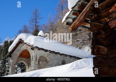 Nella piccola cappella in un villaggio vicino a Arolla stazione sciistica, Val d'Herens, Vallese, Svizzera Foto Stock