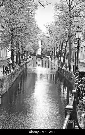 Street con le biciclette parcheggiate su un terrapieno Foto Stock