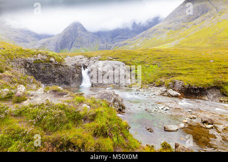 Pool di fata vista panoramica delle cascate Skye islalnd Scozia Scotland Foto Stock