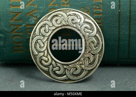 Nodo celtico design Spilla argento, Gioielli scozzese metà secolo realizzata in Iona Scozia da John Hart Foto Stock