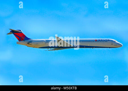 Delta Airlines MD-88 uscire dall'Aeroporto Internazionale Fort Myers in Florida USA Foto Stock