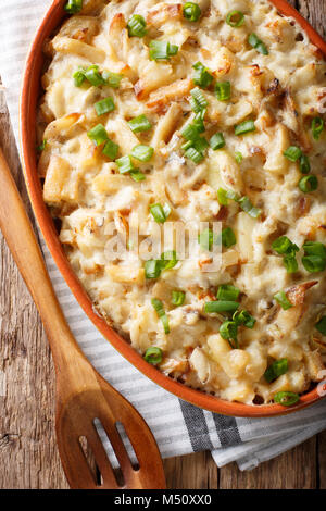 Cucina portoghese: Bacalhau com Natas in una teglia close-up su una tabella. Verticale in alto vista da sopra Foto Stock