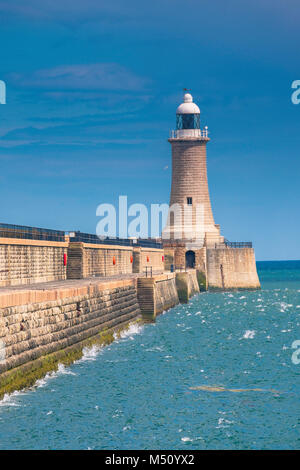 Tynemouth molo nord del porto e il faro. Foto Stock