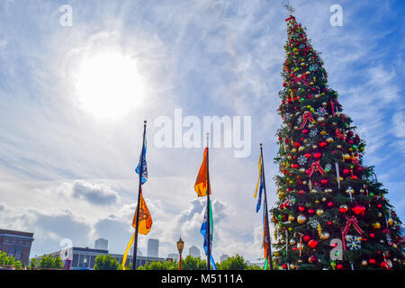 Bella vista in corrispondenza di un albero di natale, il sole splende, bandiere al vento, Pier 39, San Francisco, California, Stati Uniti d'America Foto Stock