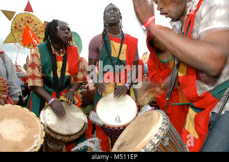 I percussionisti del festival Womad 2005 Reading, Berks, Inghilterra. Il 31 luglio 2005 Foto Stock