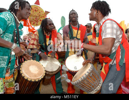 I percussionisti del festival Womad 2005 Reading, Berks, Inghilterra. Il 31 luglio 2005 Foto Stock