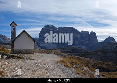 Cappella vicino a 3 Zinnen, Zwoelferkofel in background, Alto Adige, Italia Foto Stock