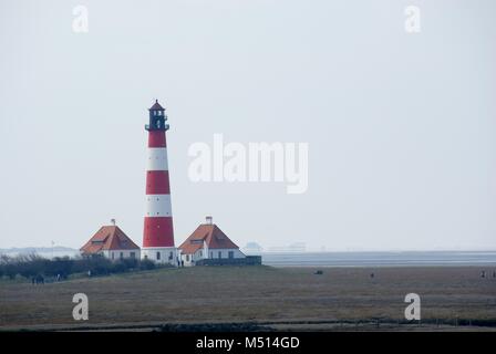 Il faro di Westerheversand alla penisola di Eiderstedt in Germania Foto Stock