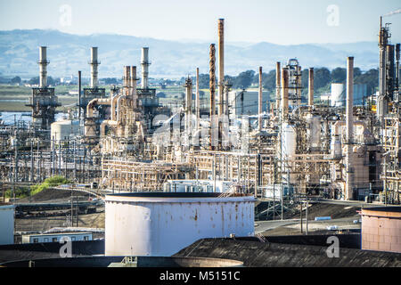 Mega strutture di grande raffineria di petrolio in California Foto Stock