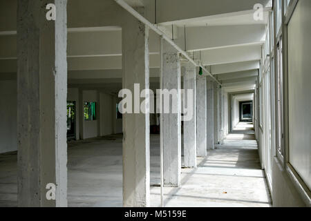 Colonne bianche prospettiva interna Foto Stock