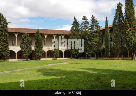 Chiostro giardino in Firenze in Italia nel sunnyday. Foto Stock