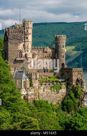 Rheinstein castello a valle del Reno (Gola del Reno) in Germania Foto Stock