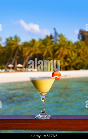 Cocktail di frutta sulla spiaggia delle Maldive Foto Stock