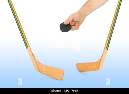 Hockey su ghiaccio stick e la mano con puck Foto Stock