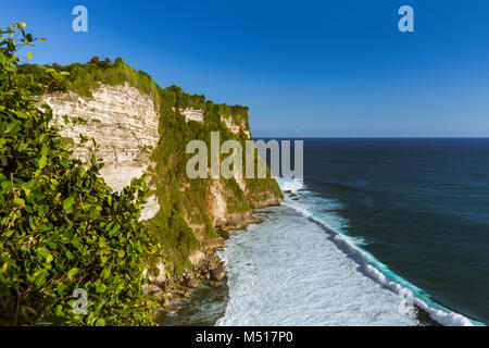 Costa vicino tempio Uluwatu di Bali Indonesia Foto Stock