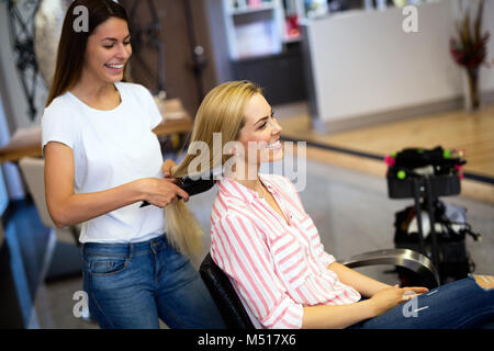 Parrucchiere facendo del taglio di capelli per le donne in un salone di parrucchiere. Foto Stock