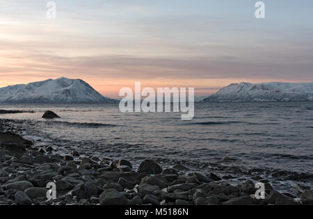 Vista del Ullsfjorden nel comune di Lyngen, Norvegia Foto Stock
