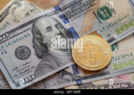 Il colore è dorato bitcoin con dollari USA Foto Stock