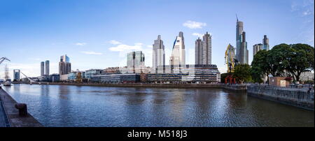 Vista in Puente de la Mujer ponte in Buenos aires, Argentina. Foto Stock