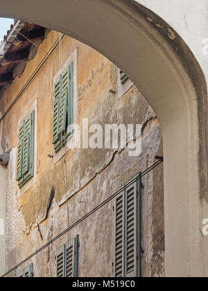 Edifici storici nella città vecchia di Lovran, Croazia Foto Stock