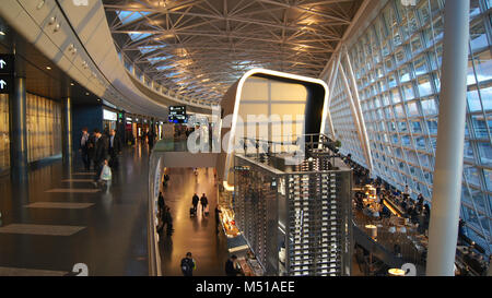 Zurigo, Svizzera - MAR 31st, 2015: Aeroporto di Kloten interno, area di attesa all'interno dell'edificio del terminal. L'aeroporto è a 13 chilometri a nord del centro di Zurigo, nei comuni di Kloten Foto Stock