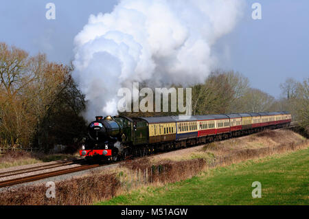 Help4Heroes treno speciale, trasportato dal GWR loco n. 6024 re Edoardo 1, passando Langley Crossing, Chippenham, 1st marzo 2012. Foto Stock