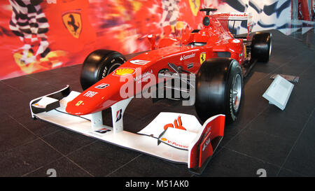 ABU DHABI, Emirati Arabi Uniti - 4 aprile 2014: Ferrari F1 race car sul display al Ferrari World parco divertimenti a Yas Island Foto Stock