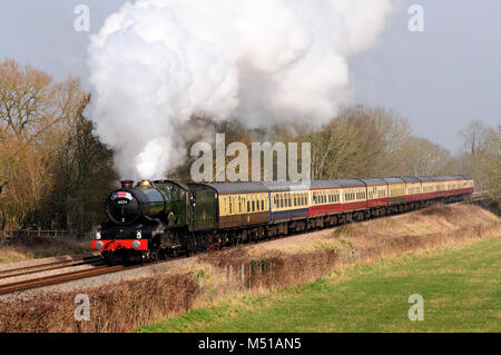 Help4Heroes treno speciale, trasportato dal GWR loco n. 6024 re Edoardo 1, passando Langley Crossing, Chippenham, 1st marzo 2012. Foto Stock