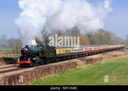 Help4Heroes treno speciale, trasportato dal GWR loco n. 6024 re Edoardo 1, passando Langley Crossing, Chippenham, 1st marzo 2012. Foto Stock