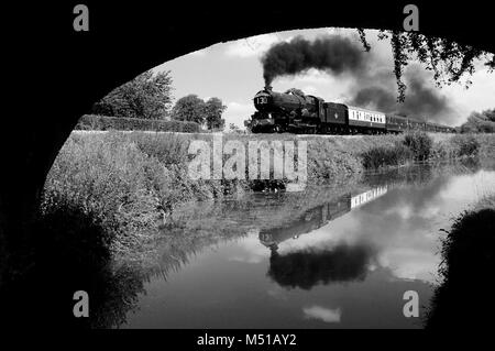 Treno a vapore riflesso nel canale Kennett e Avon, trainato dal GWR loco n. 6024 re Edoardo 1, che porta la testata Cornish Riviera Express, 26/06/10. Foto Stock