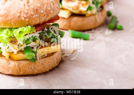 Frittata di uova burger con fagiolini e piselli riempimento sulla tavola in legno rustico, delizioso spuntino picnic in stile rurale Foto Stock