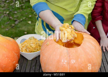 Madre e figlia rendendo la zucca di Halloween Foto Stock